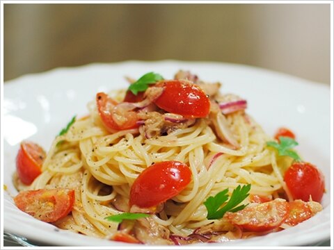 赤タマネギを使ったツナとミニトマトの冷製パスタ